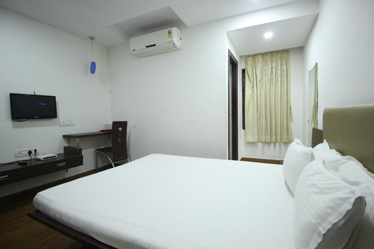 New Rajdhani Hotel Вадодара Екстериор снимка