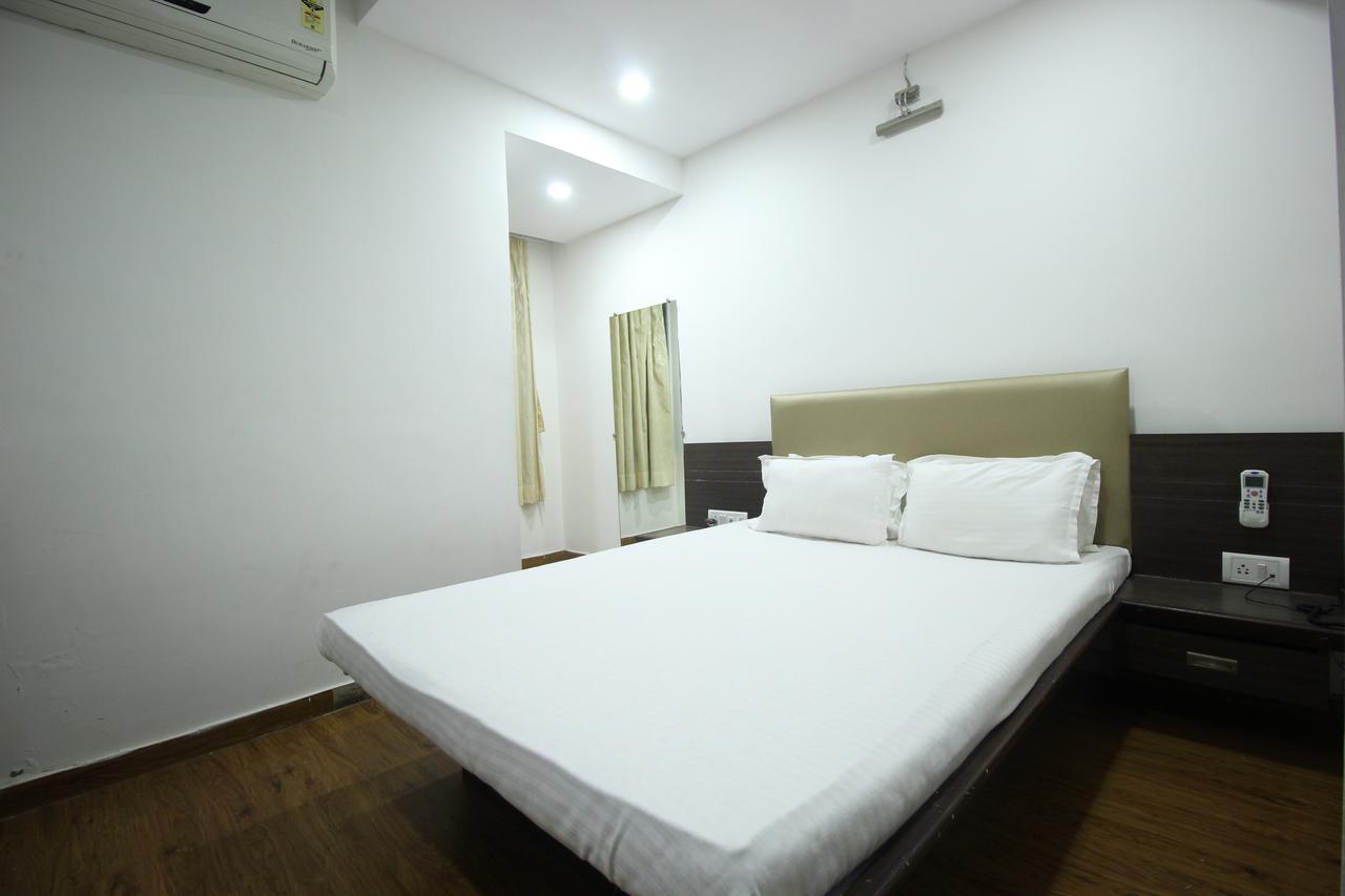 New Rajdhani Hotel Вадодара Екстериор снимка