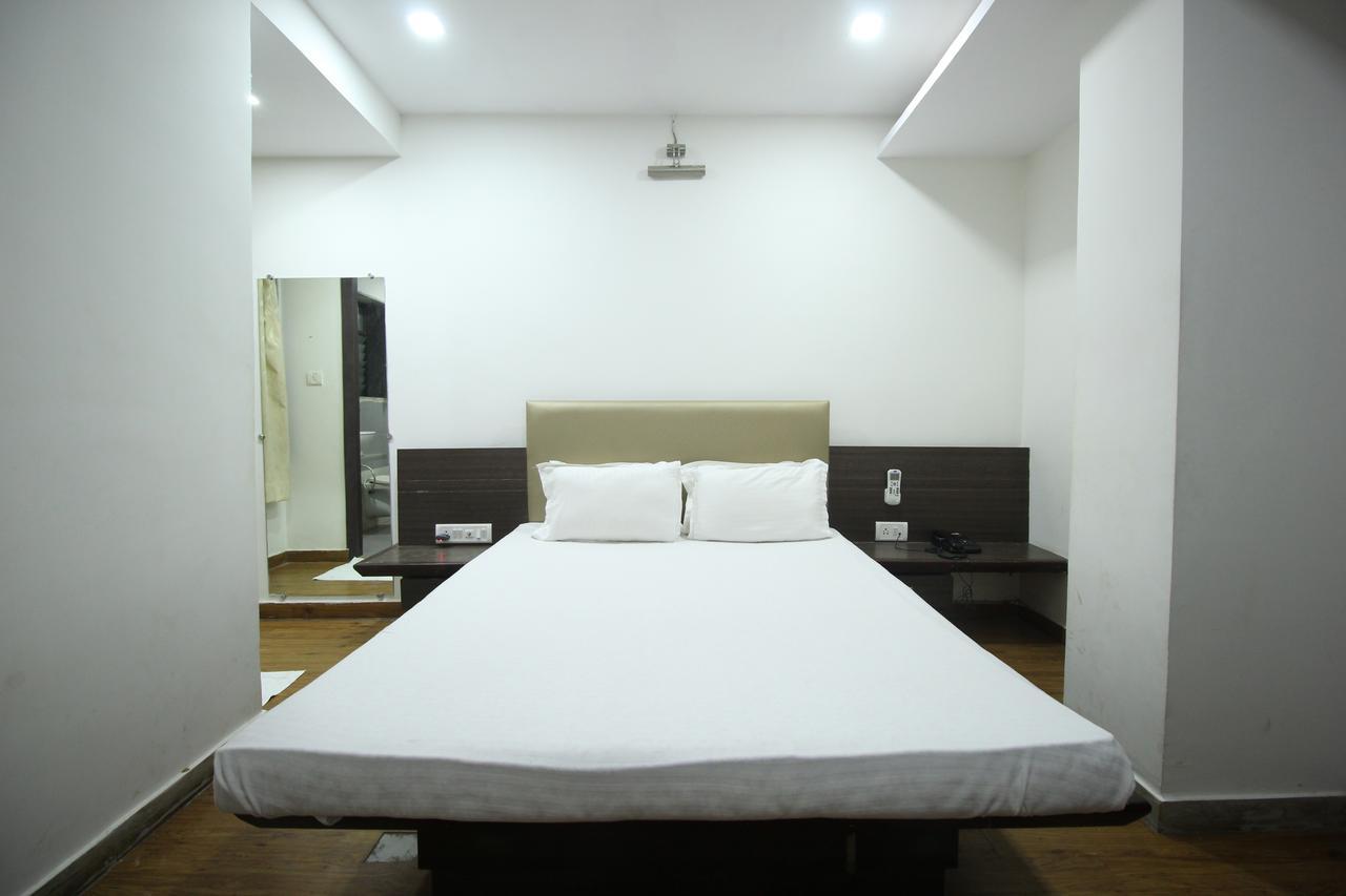 New Rajdhani Hotel Вадодара Екстериор снимка