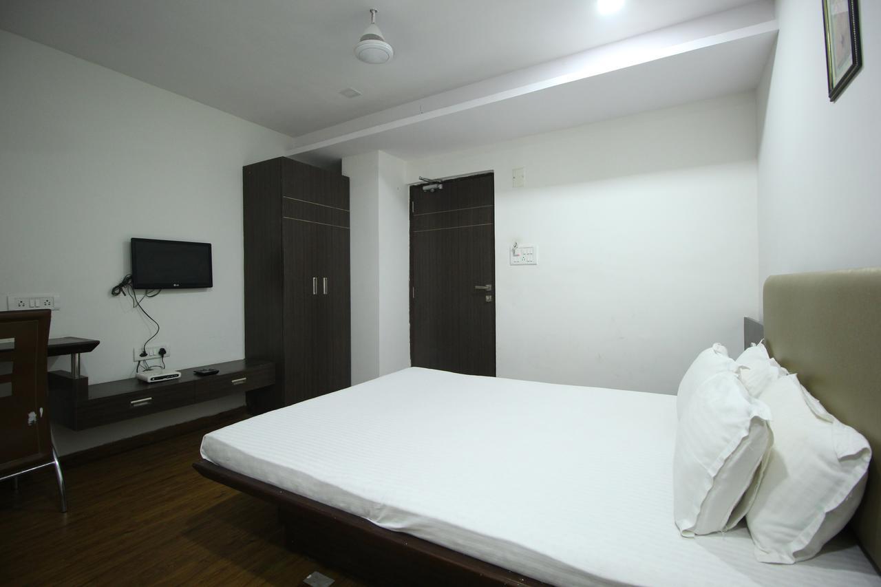 New Rajdhani Hotel Вадодара Екстериор снимка